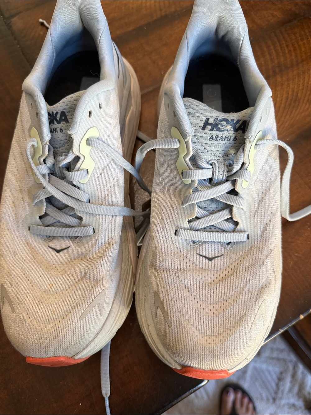 Hoka Women Arahi 6 Light Gray Sneakers with Orange Toe Accents